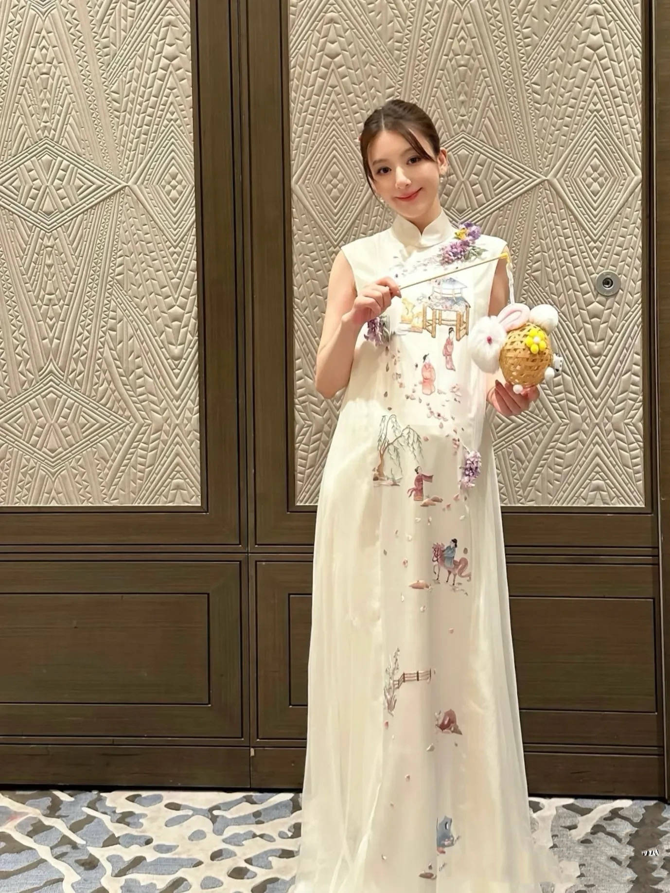 郭富城夫妇合体看赛马，方媛穿小黑裙挺孕很高级，透露三胎预产期