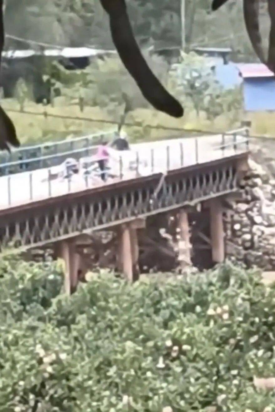 甘肃天水垃圾车往渭河倾倒垃圾，村民称河里涨水，大桥无监控，镇政府：正在调查处理