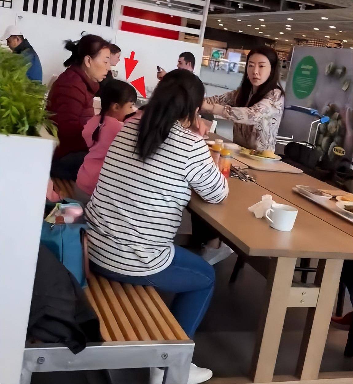 熊黛林和婆家人旅游，百亿婆婆同框出镜，大姑姐郭可盈很漂亮