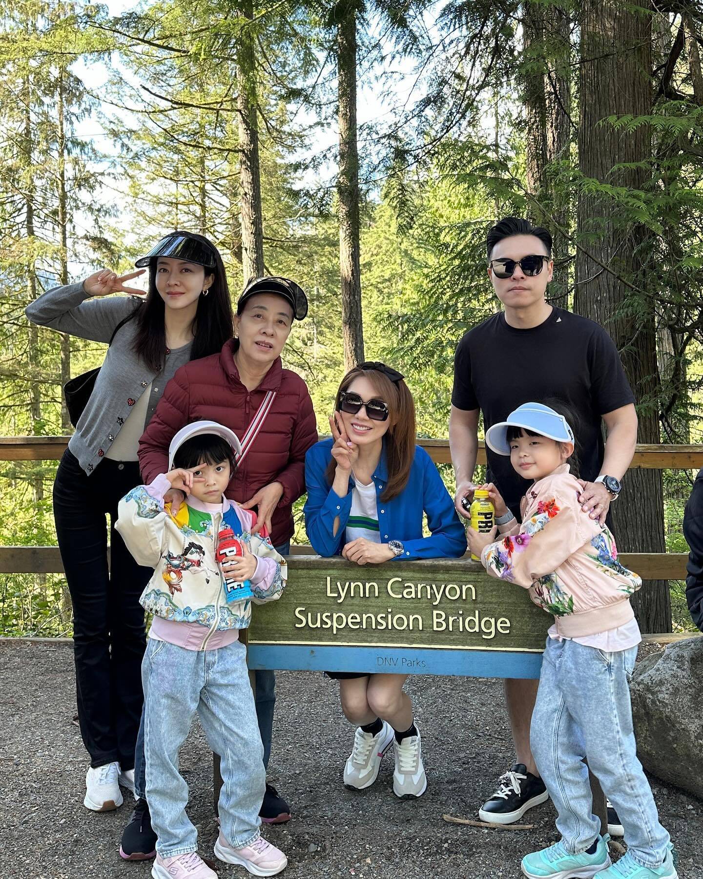 熊黛林和婆家人旅游，百亿婆婆同框出镜，大姑姐郭可盈很漂亮