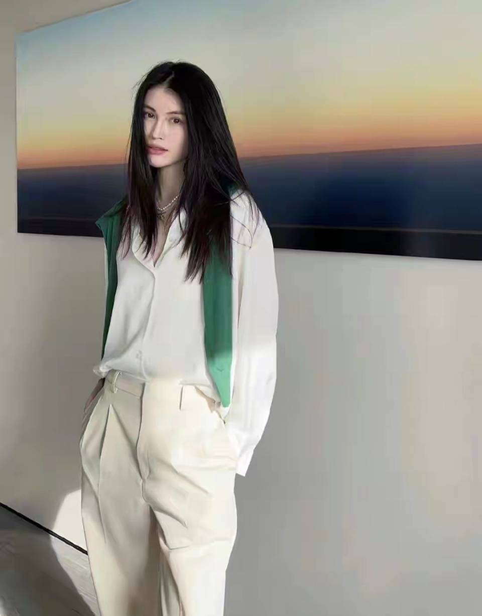 演员陈伟霆官宣与模特何穗结婚生子，并配文“爸爸、妈妈还有他”