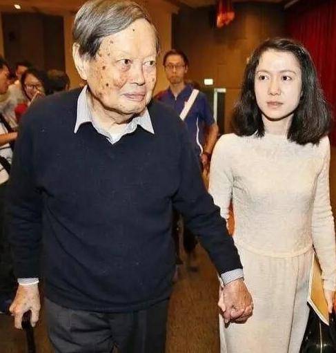 原创             没想到，杨振宁去世后，49岁妻子翁帆，竟因一个动作实现口碑暴涨