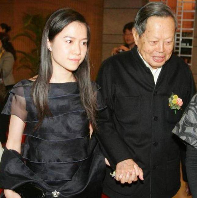 原创             没想到，杨振宁去世后，49岁妻子翁帆，竟因一个动作实现口碑暴涨