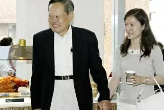 原创             没想到，杨振宁去世后，49岁妻子翁帆，竟因一个动作实现口碑暴涨