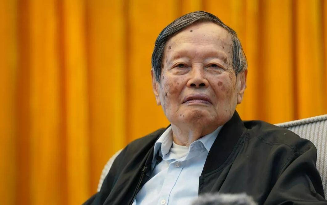 原创             没想到，杨振宁去世后，49岁妻子翁帆，竟因一个动作实现口碑暴涨