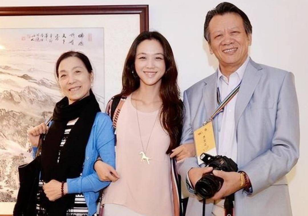汤唯一家四口被偶遇，女儿长发飘飘好女神，金泰勇看妻女眼神宠溺