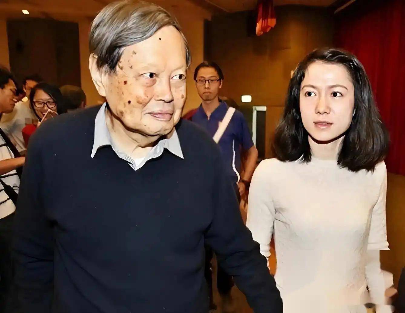 原创             演都不演了！杨振宁去世仅3天，恶心的一幕出现，结局大快人心