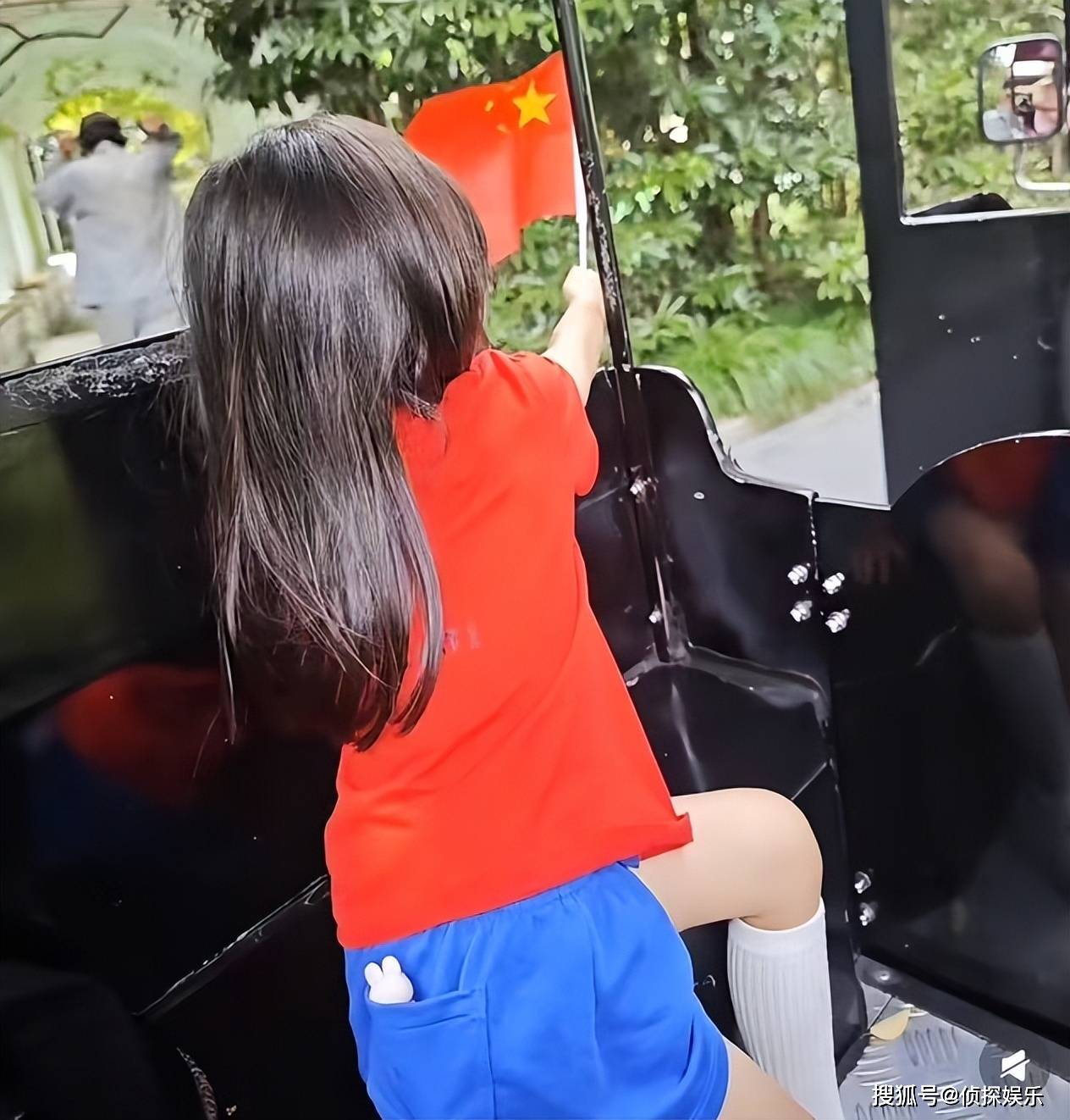张梓琳晒俩女儿近照，胖妹和妹妹遗传爸妈高个子，全家都是大长腿