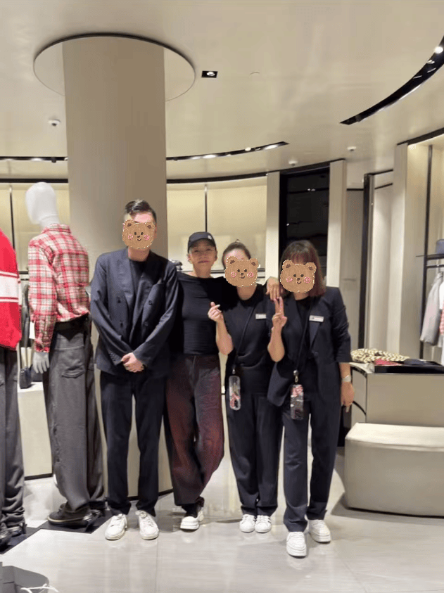 64岁宋丹丹逛奢侈品店,退休多年巨星风采不减,三位店员围着合影