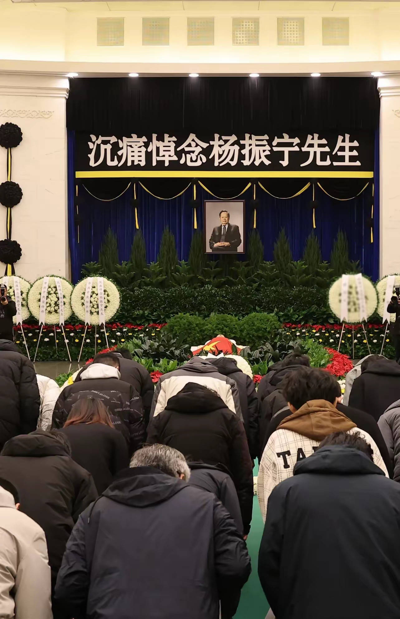 翁帆现身杨振宁葬礼，穿黑衣戴白花哭肿眼睛，站首位陪孩子们回礼