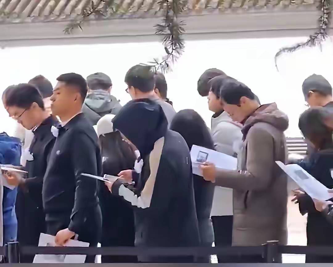 杨振宁追悼会很隆重,大儿子未现身,翁帆站家属首位,样子很憔悴 杨振宁追悼会很隆重,大儿子未现身,翁帆站家属首位,样子很憔悴
