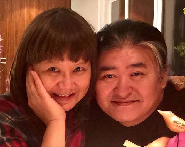 刘欢近况曝光:患不死癌症,带病参加女儿婚礼,满桌茅台太显眼