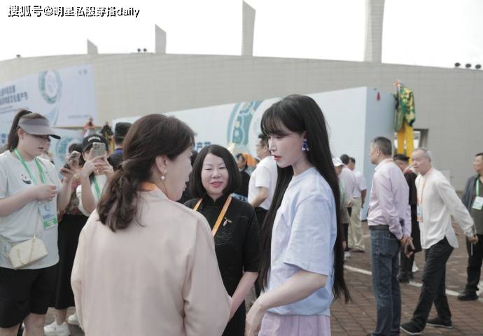 被李子柒的植物染紫色长裙美翻长直发搭空气刘海减龄又好看！