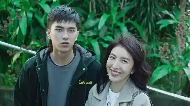 当两个女明星,在颁奖典礼接吻