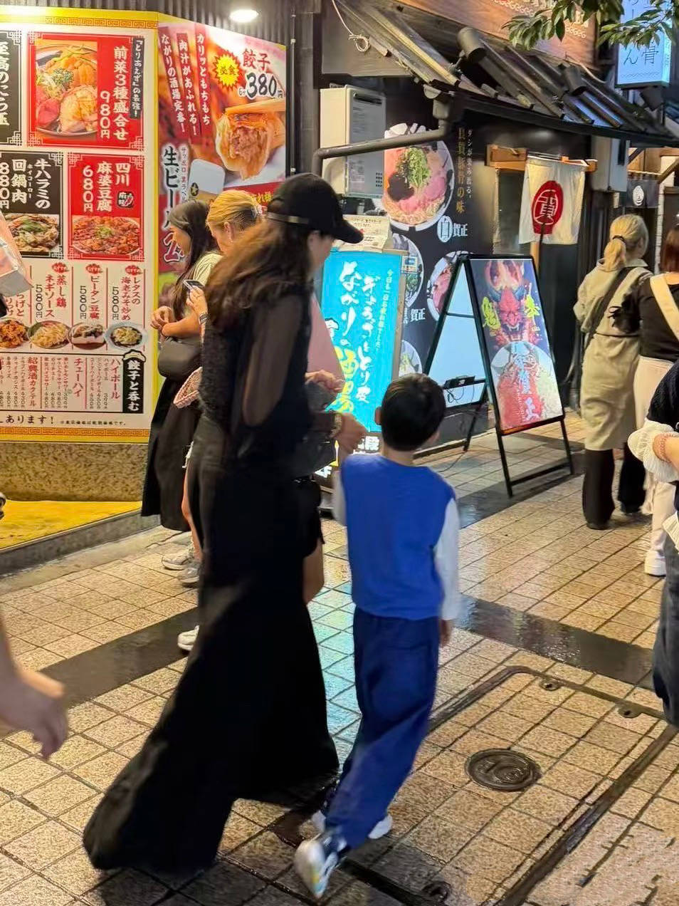 章子怡带俩娃日本追星,穿阔腿裤小翘臀抢镜,女儿像妈、儿子像爸