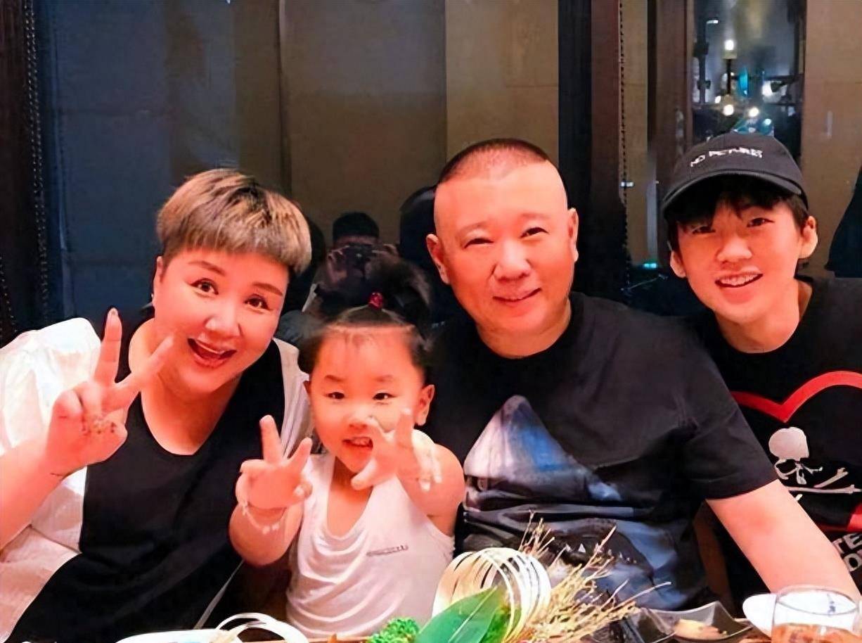 郭麒麟从德云社离开后,与亲妈一起生活,世上还是只有妈妈好