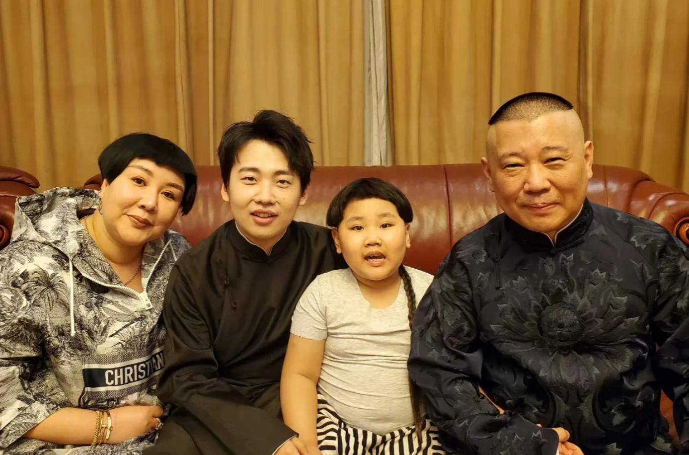 郭德纲带妻儿澳洲度假，大庄园挽手合照，郭汾阳扎耳洞手机不离手