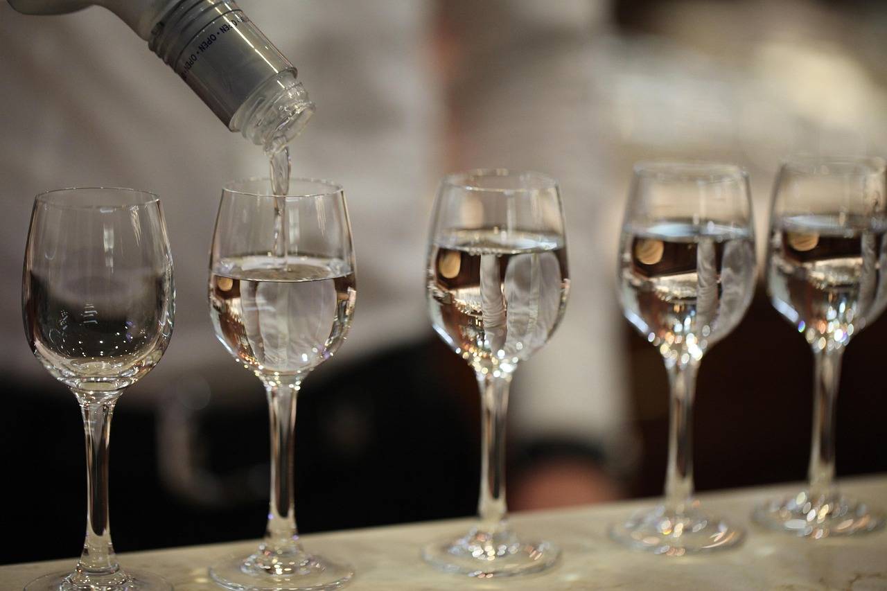 飞天茅台批发价首次跌破1700元,茅台这是怎么了?