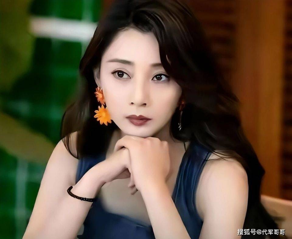 中国·必威她是演员中的女富豪豪车多的开不过来如今45岁却活得像20岁