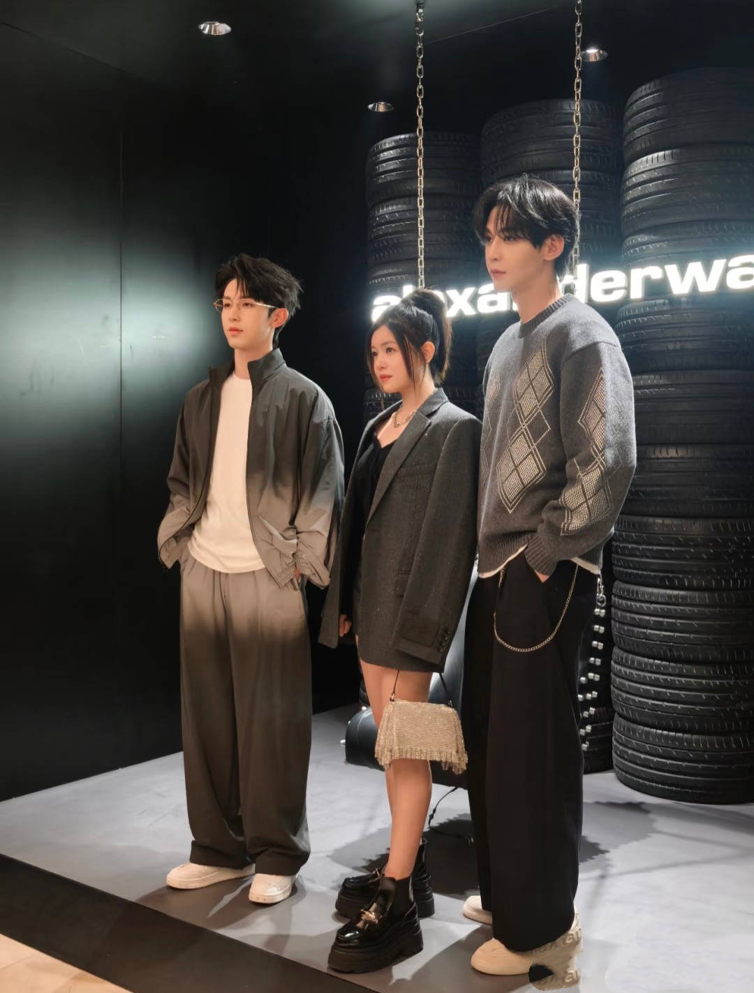 42岁陈妍希亮相活动，亮片西装配超短裤又美又飒，看着像二十出头