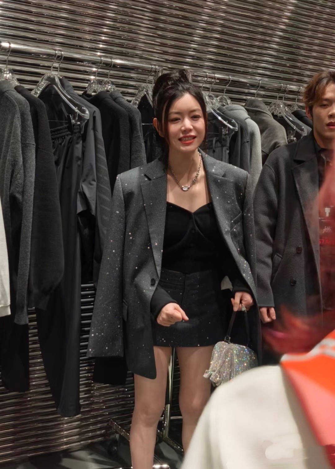 42岁陈妍希亮相活动，亮片西装配超短裤又美又飒，看着像二十出头
