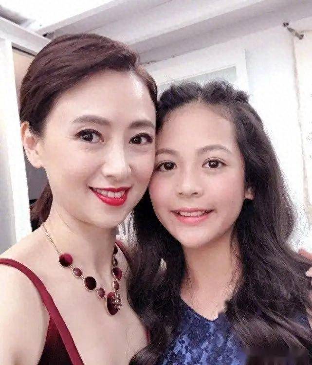 翁虹16岁女儿准备出道，酷爱做美食，遗传了妈妈的高颜值