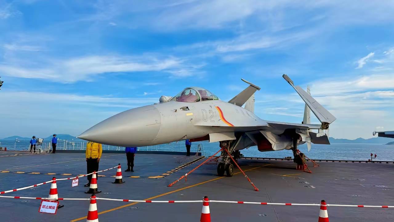 中国又增加一款新战机,居然和美军的大黄蜂很像,难道又是舰载机