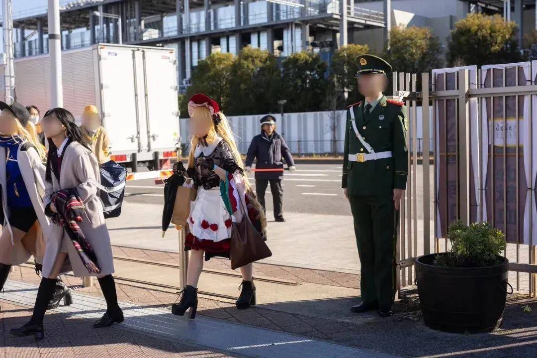 近日!日本军迷穿中国军服唱《歌唱祖国》?是驻日本部队吗?