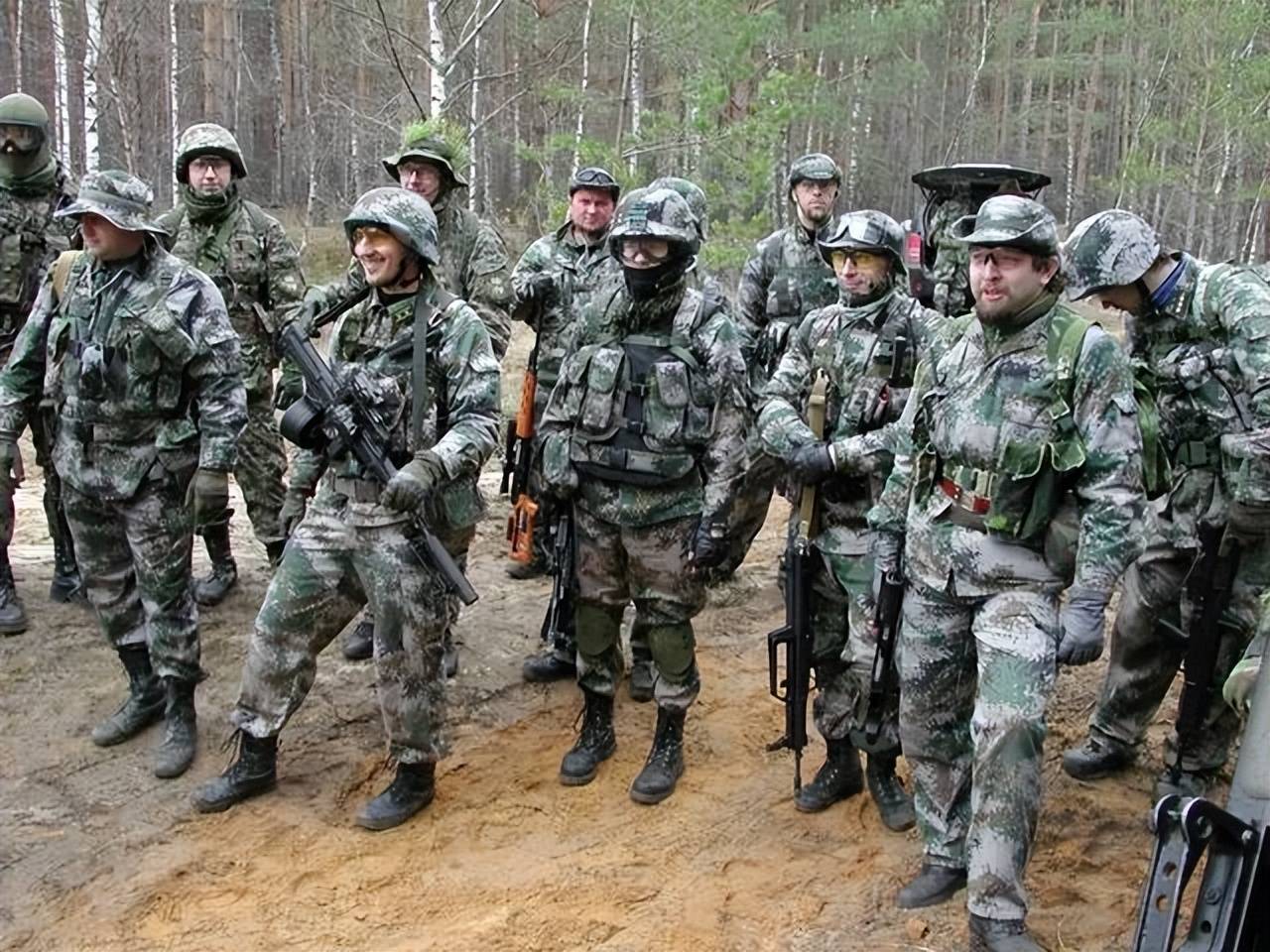 近日!日本军迷穿中国军服唱《歌唱祖国》?是驻日本部队吗?