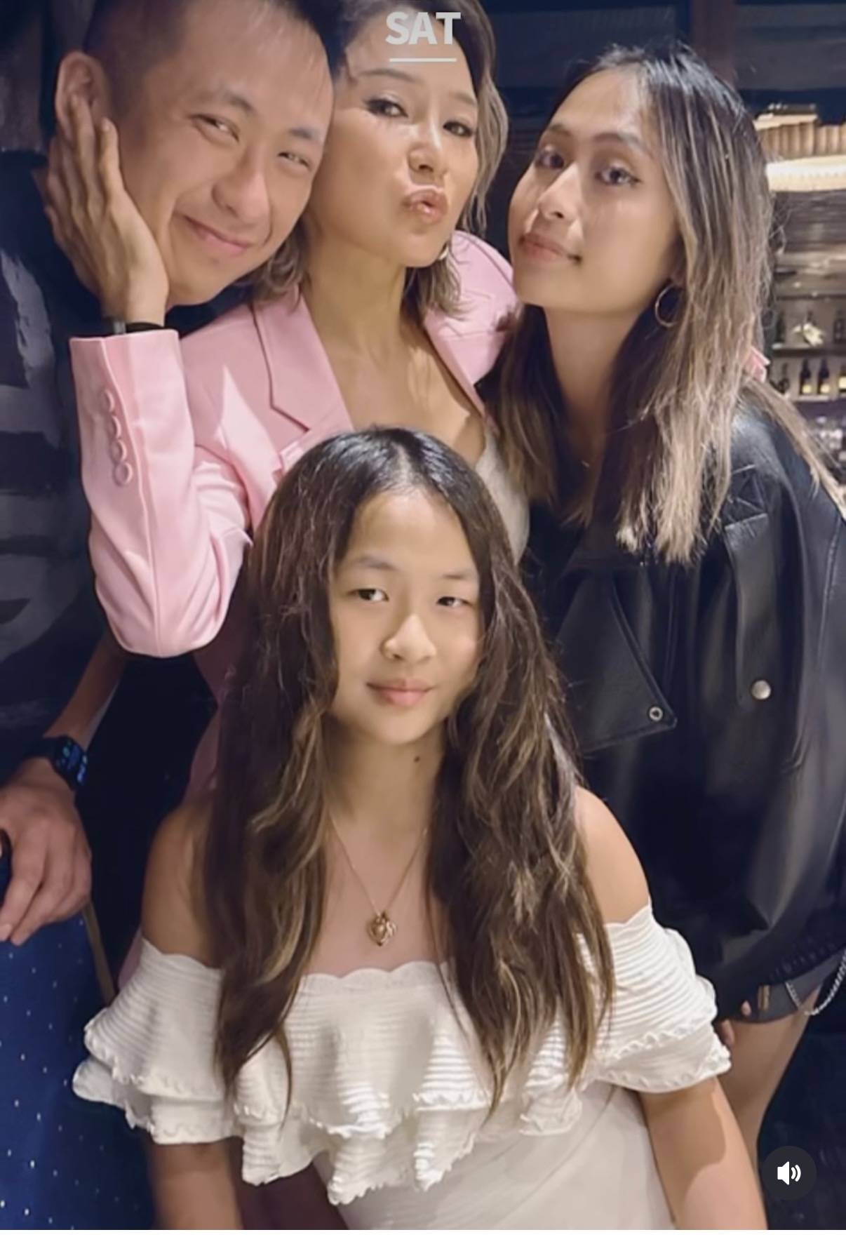 洗米嫂45岁生日全家聚会,娘家人罕见现身,姐妹同框长得都像母亲