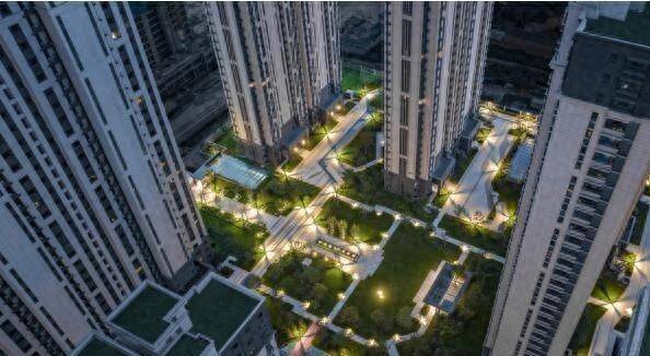 161万亿存款冻僵中国经济?房地产熄火后,普通人赚钱的机会藏在这三个领域