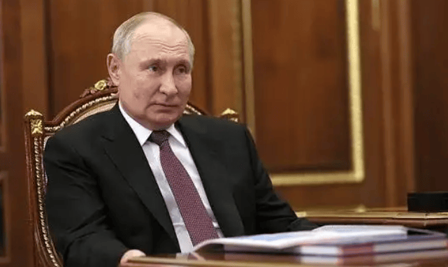 瞒不住了！数千名乌军红军城被围，乌前防长称再不投降就是全线溃败，泽连斯基承认：局势严峻