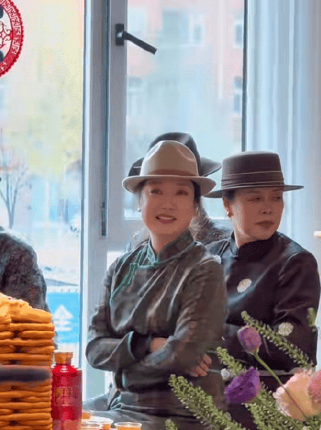 玲花时隔5个月露面,回老家参加外甥婚礼,身穿蒙古袍状态很好