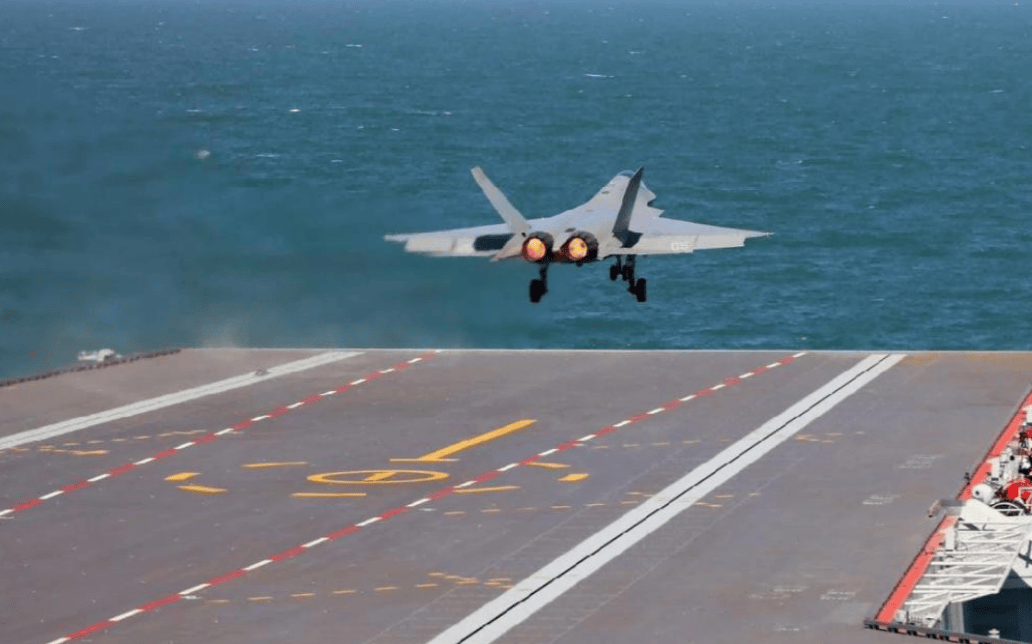 巨龙亮剑!福建舰震撼入列,美媒用“百年差距”4个字评价,酸味都要溢出屏幕