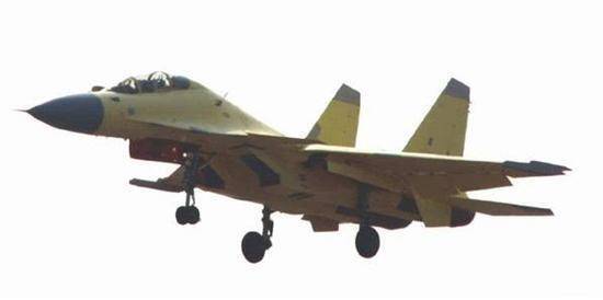 洪都的“中华小蜜蜂”,双垂尾的教练-10,加装了有源相控阵和大屏显