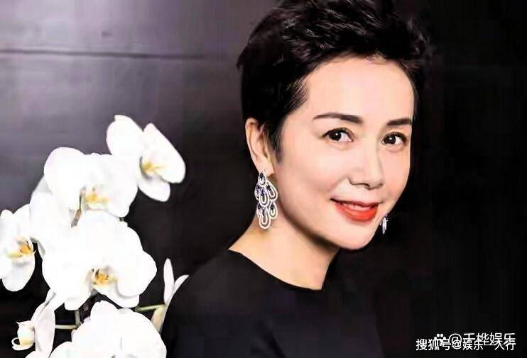 59岁蒋雯丽英国素颜照曝光！定居英国又瘦又老，一代女神也落寞了