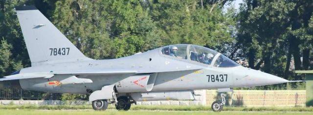 洪都的“中华小蜜蜂”,双垂尾的教练-10,加装了有源相控阵和大屏显