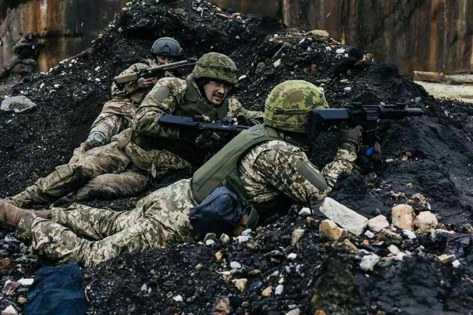 乌军失守红军城，俄军行动已进入收尾阶段