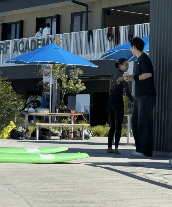 何超莲窦骁婚变风波后首同框 两人笑容满面心情超好