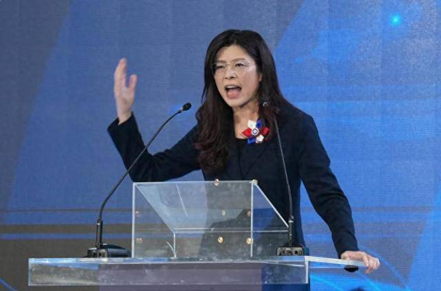 登机赴陆前，美方约见郑丽文，想谈3件事，洪秀柱力量已冒头