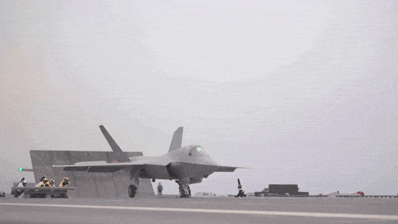 不是慢镜头!福建舰电磁弹射速度那么快,是怎么瞬间刹车的?