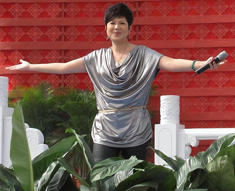 歌手杭天琪：我这辈子最正确的决定，就是43岁高龄给小丈夫生儿子