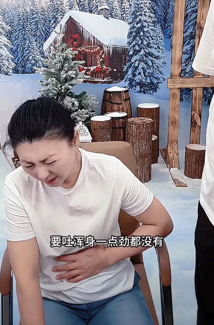 闫学晶带病直播,恶心想吐无法站立,面容憔悴,只能由儿子代劳