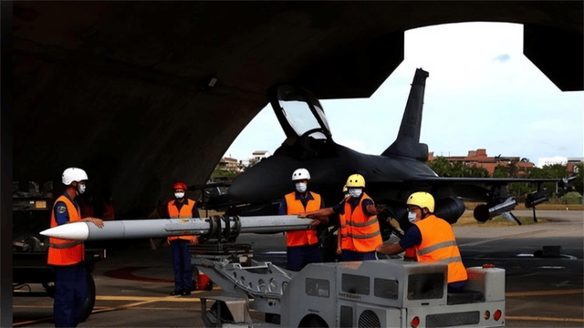 解放军机器狗扛枪冲锋,无人蜂群列阵,美对台态度180度大转弯