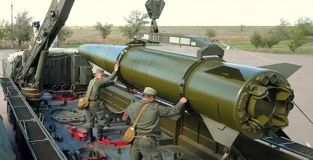 比伊朗还快！260公里射程碾压全球，阿塞拜疆用红旗-9BE和枭龙，撕破美俄垄断！