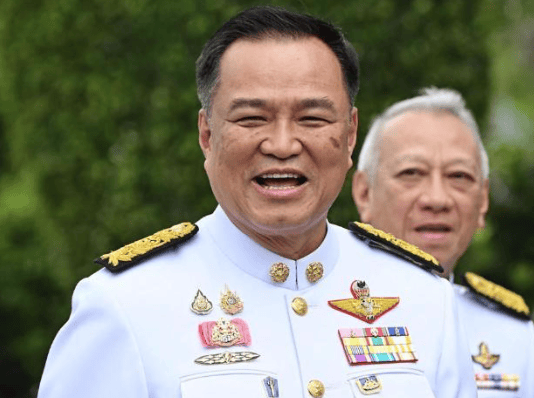 行程开始,泰国王抵达中国,中方高规格接待!下飞机前边境又传出枪声,洪玛奈下令出兵