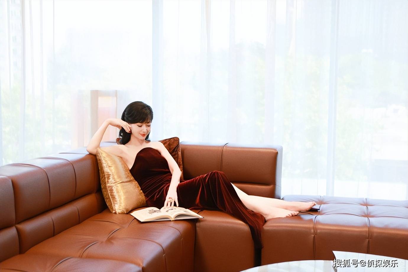 赵雅芝72岁了!生日写真曝光状态超年轻,活泼可爱美了一辈子