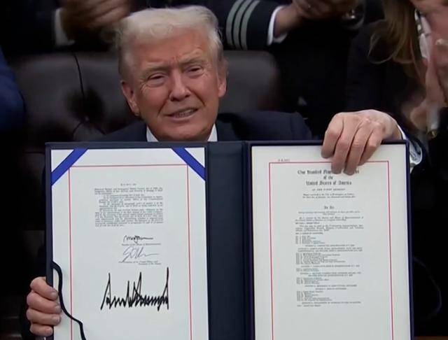 损失一艘航母后,美政府被迫开门,特朗普知道,2个月后麻烦更大