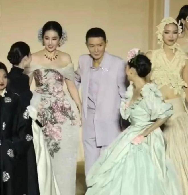 钟楚曦喜提金鸡女配!成功打脸娱乐圈4人,台下众星表情精彩