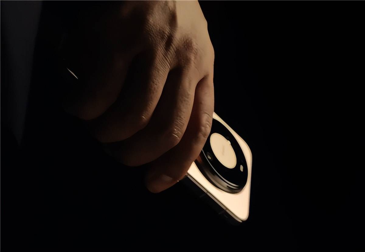 余承东首晒华为Mate 80 Pro Max真机:双圆环设计,史无前例